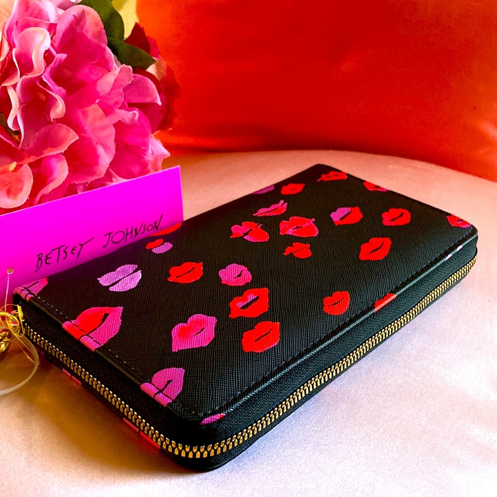 NWT Betsey Johnson Lips Saffiano XOZip Around Wristlet